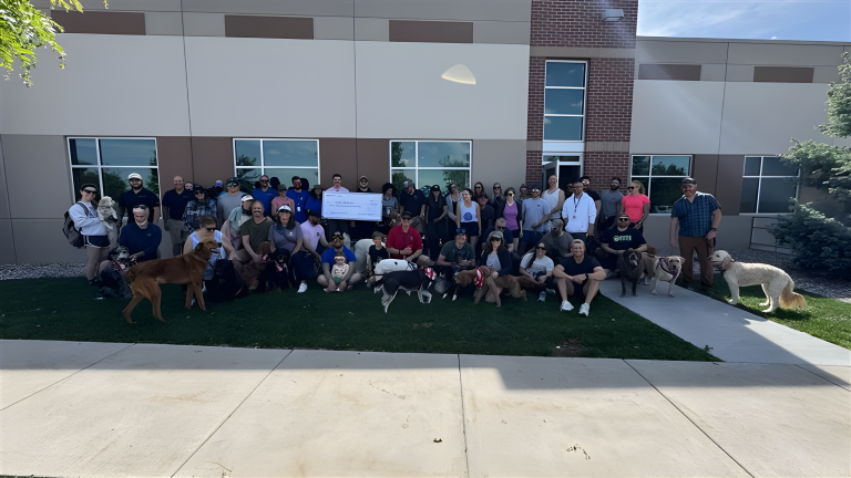 Group photo of all the participants and their dogs.